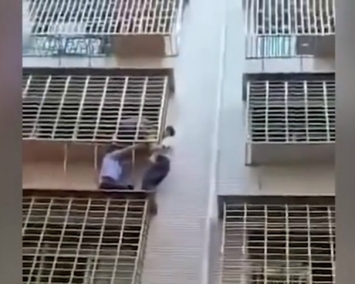 湖南一名3歲男童日前脖子卡在屋外防盜窗的金屬欄杆內,身體懸空。 網圖