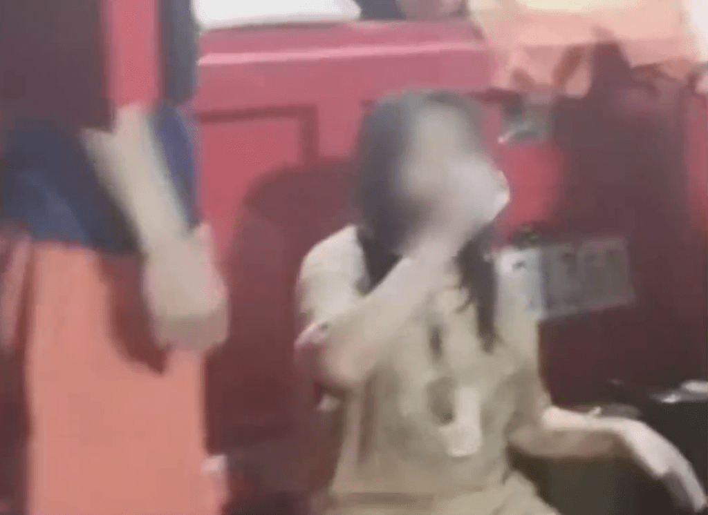 倖存女子被救後生命跡象平隱。 倖存女子被救後生命跡象平隱。
