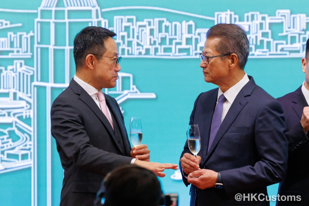 酒會由財政司司長陳茂波及海關關長陳子達主禮。 酒會由財政司司長陳茂波及海關關長陳子達主禮。