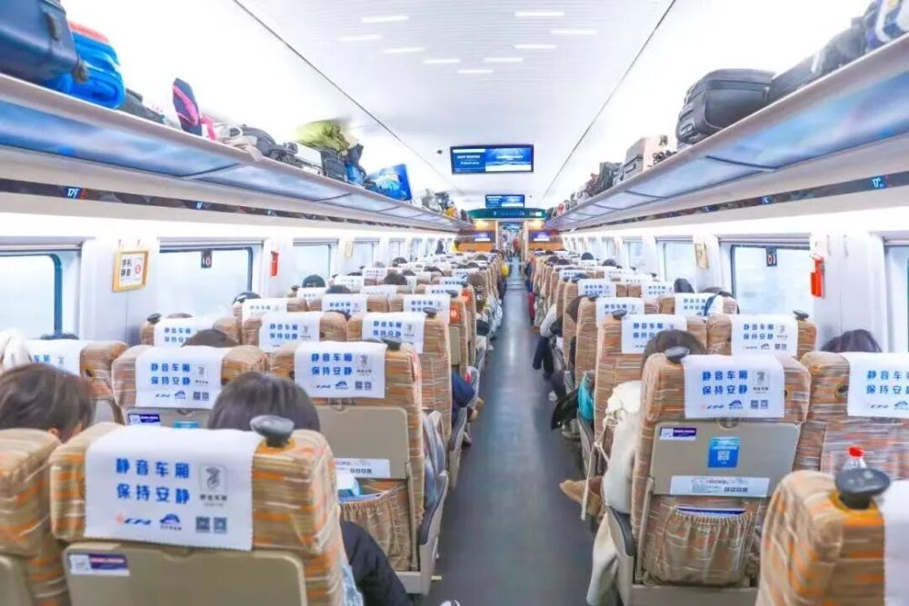 高铁车厢属于密闭空间,浓烈刺鼻的白酒气味令事主及周边乘客感到极度不适。 新华社资料图 高铁车厢属于密闭空间,浓烈刺鼻的白酒气味令事主及周边乘客感到极度不适。 新华社资料图