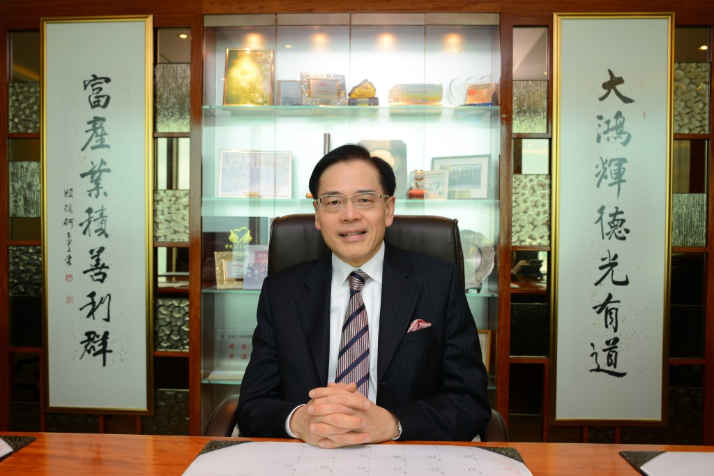 從事地產投資30多年的大鴻輝集團主席梁紹鴻，為香港數一數二的富豪之一