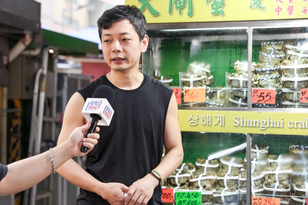 張記新三陽南貨號負責人張先生指,近期大訂單減少,小訂單則有增加,整體生意與往年相若。 張記新三陽南貨號負責人張先生指,近期大訂單減少,小訂單則有增加,整體生意與往年相若。