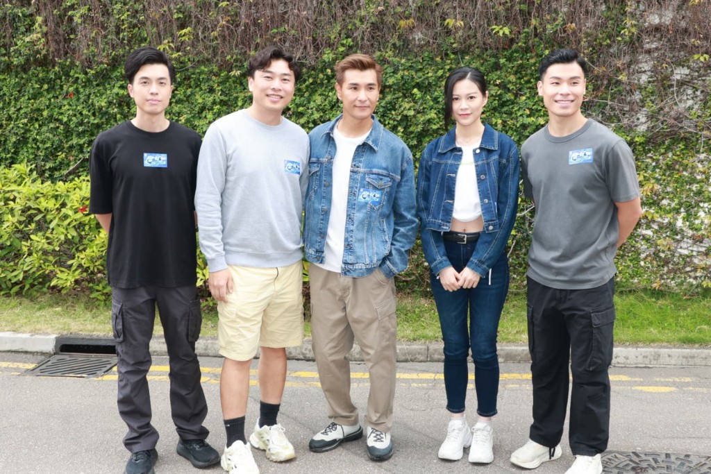 陳展鵬(中)、伍禮騫(右)、莊易羚(右二)、董敬文(左二)、李嘉晉(左)拍攝 《警聲百二秒 III》。 陳展鵬(中)、伍禮騫(右)、莊易羚(右二)、董敬文(左二)、李嘉晉(左)拍攝 《警聲百二秒 III》。