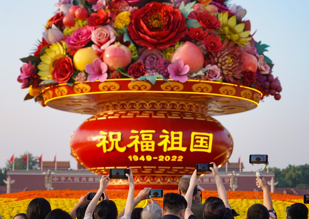 「祝福祖國」巨型花果籃9月25日亮相天安門廣場。新華社圖片