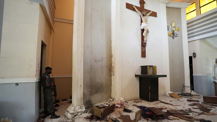 遇襲的教堂事後一片混亂。AP圖片