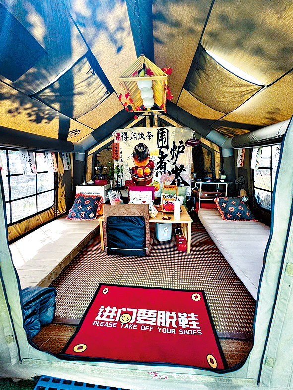 自搭營地的客廳,用來招待朋友,用品牌咕𠱸套。 自搭營地的客廳,用來招待朋友,用品牌咕𠱸套。