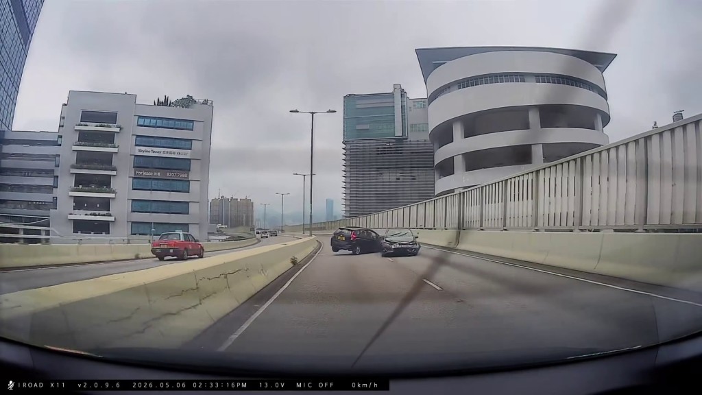 豐田私家車繼續橫衝直撞,甚至在路上失控「S字型」亂舞。fb「車cam L(香港群組)」TrustworthyLizard7713片段截圖 豐田私家車繼續橫衝直撞,甚至在路上失控「S字型」亂舞。fb「車cam L(香港群組)」TrustworthyLizard7713片段截圖