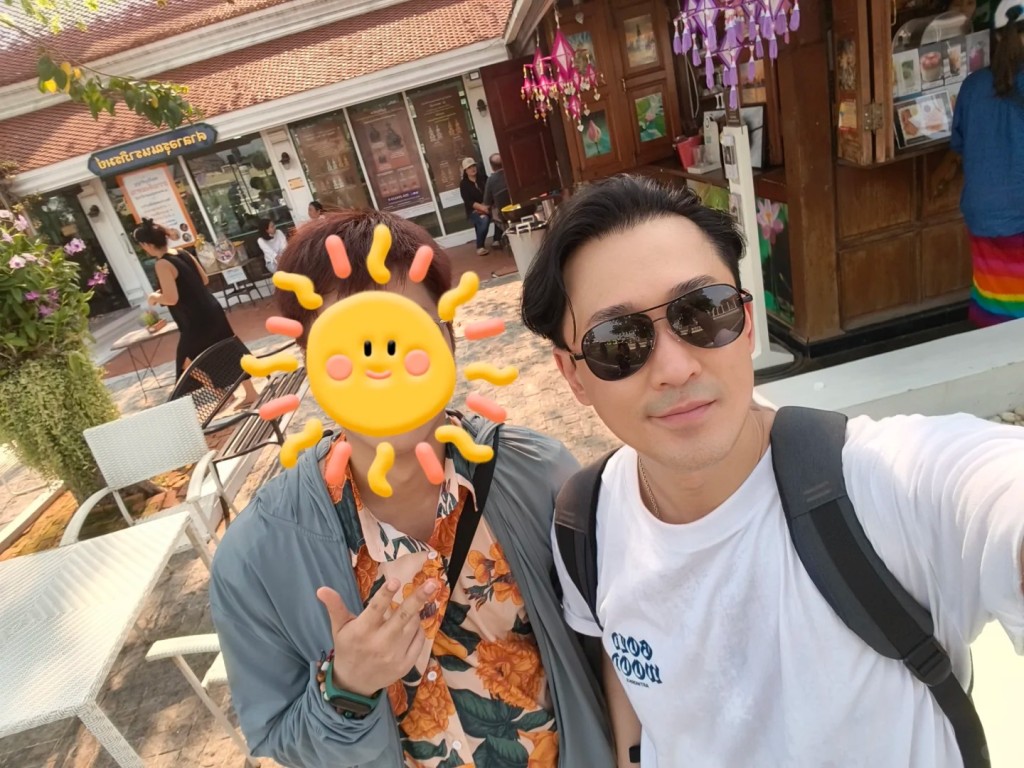 有网民日前在泰国郑王庙偶遇林峯，并成功selfie。