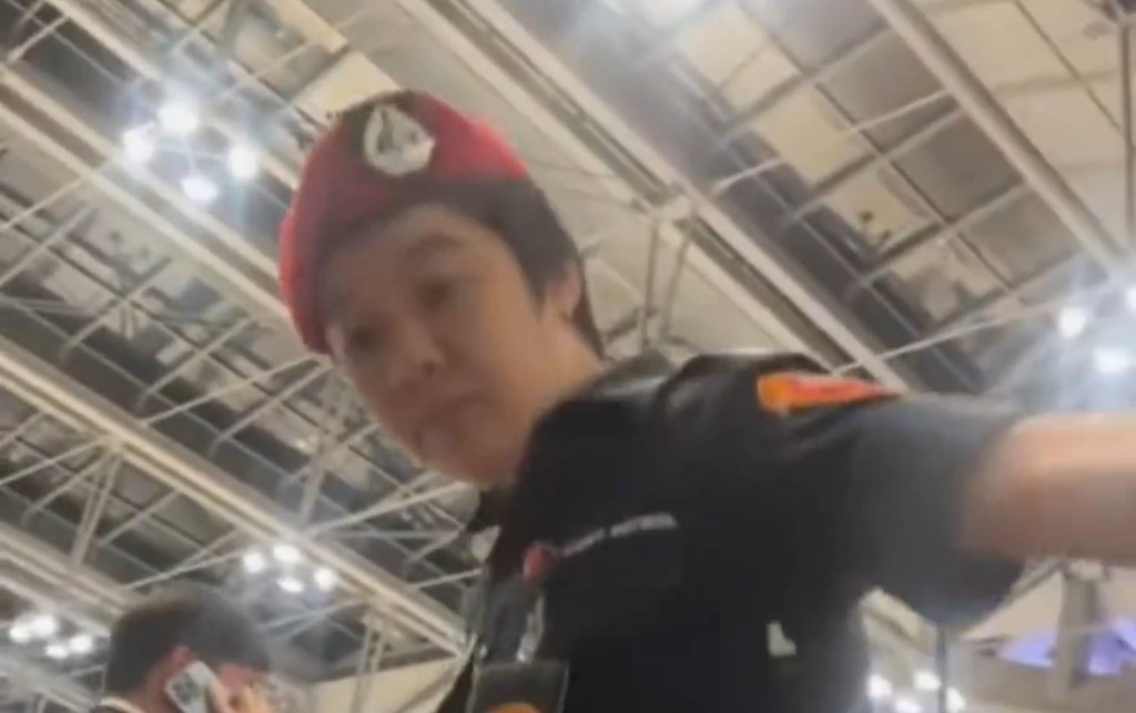 機場保安與中國旅客發生爭拗。微博@馬上談 機場保安與中國旅客發生爭拗。微博@馬上談
