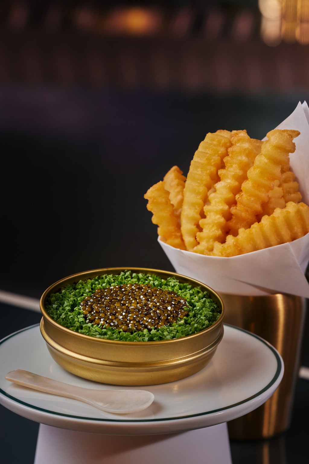 細滑法式酸奶配頂級魚子醬，薯條的滋味多重提昇。