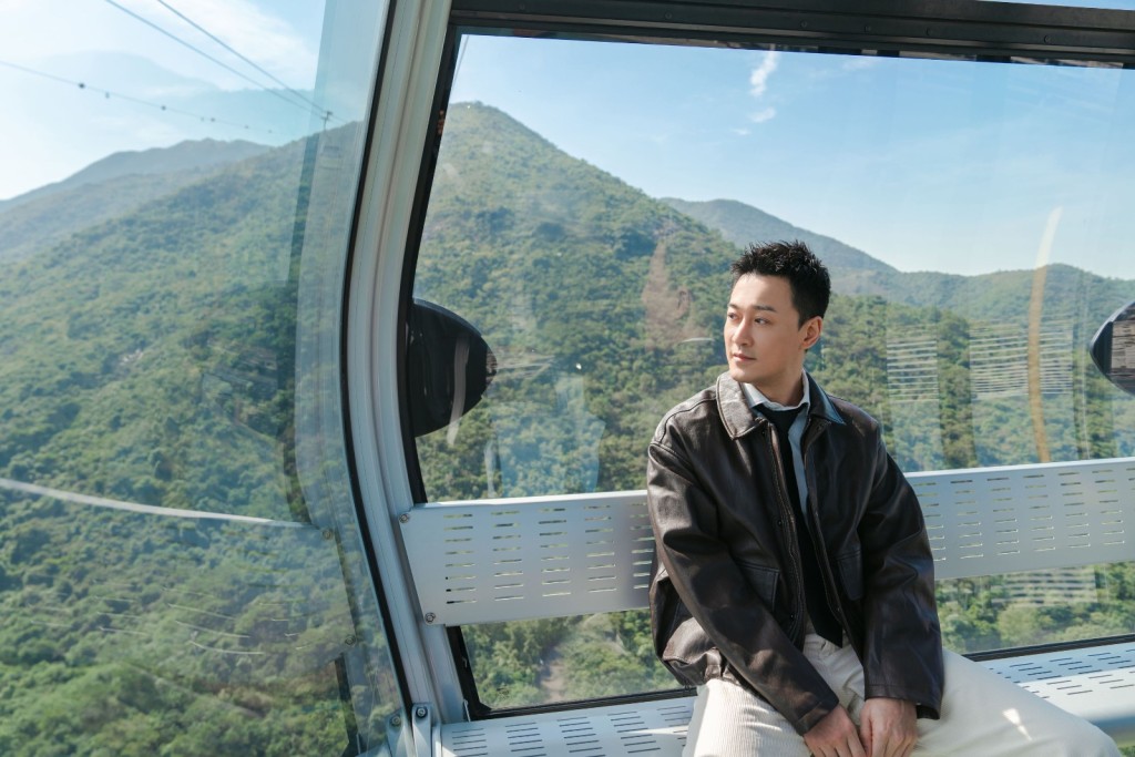 林峯受昂坪360之邀,於聖誕限定的「懷舊冰室」及「涼茶舖」主題車廂拍攝聖誕特輯。 林峯受昂坪360之邀,於聖誕限定的「懷舊冰室」及「涼茶舖」主題車廂拍攝聖誕特輯。