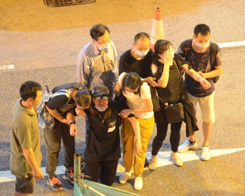 23歲姓岑死者的妻子嚎哭：「你點解扔低我，你同我返嚟呀？」
。李子平攝
