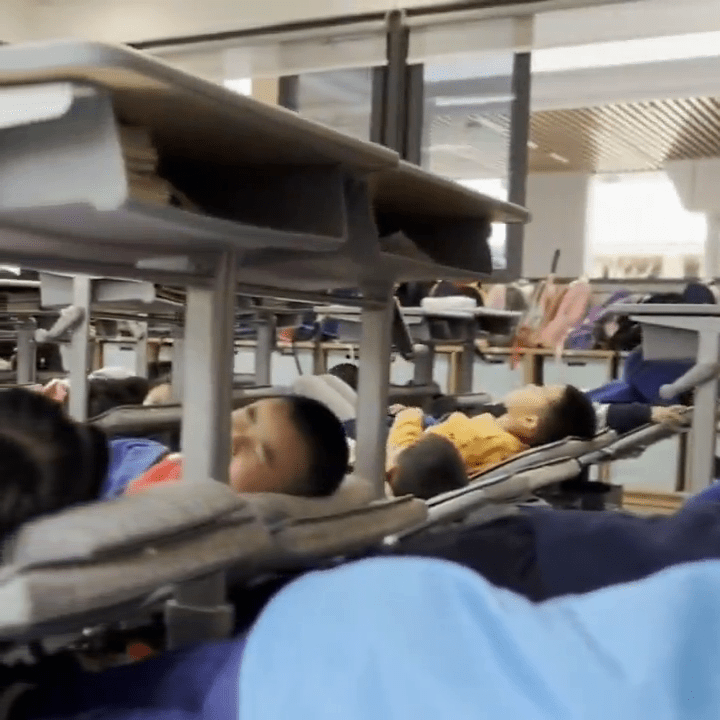 外交部發言人毛寧X平台分享中國校園「午睡神器」。 