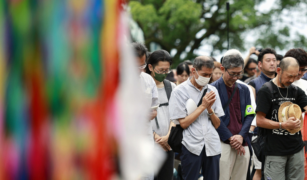 在日本南部长崎和平公园，人们默哀一分钟，纪念美国原子弹爆炸81周年。 美联社