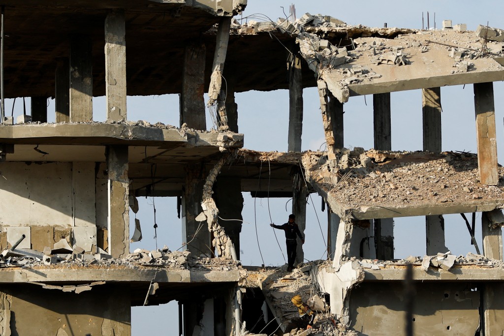 加沙多栋建筑物被炸毁，只剩颓垣败瓦。路透社图片
