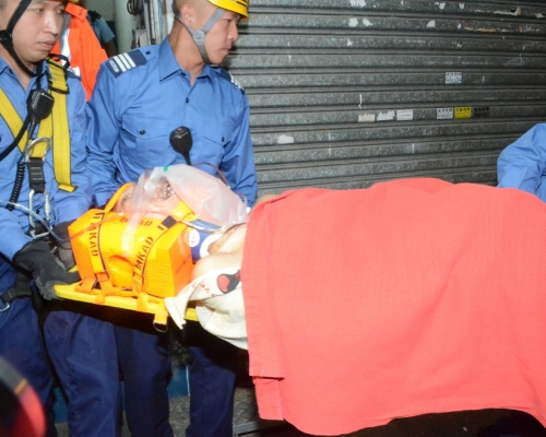 男子情緒激動不停呻吟，救護員要一邊安撫他上救護車。
