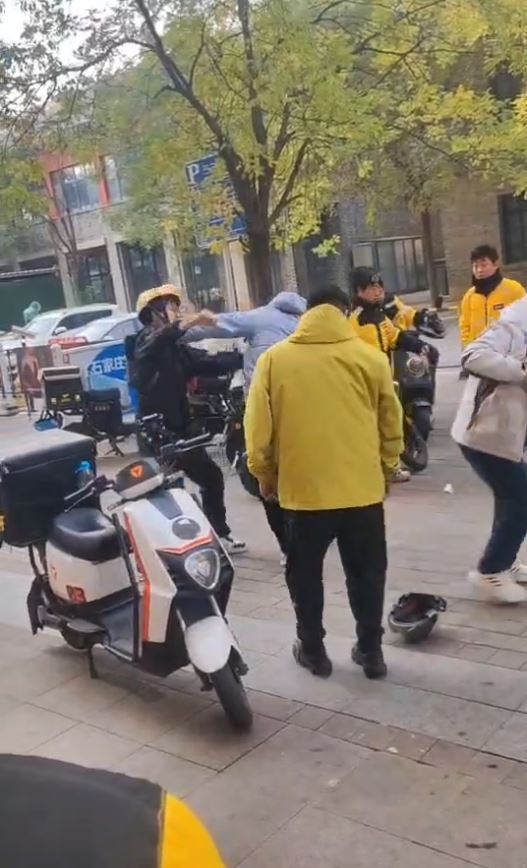 石家莊有美團車手與站長爭執，用刀刺傷二人。