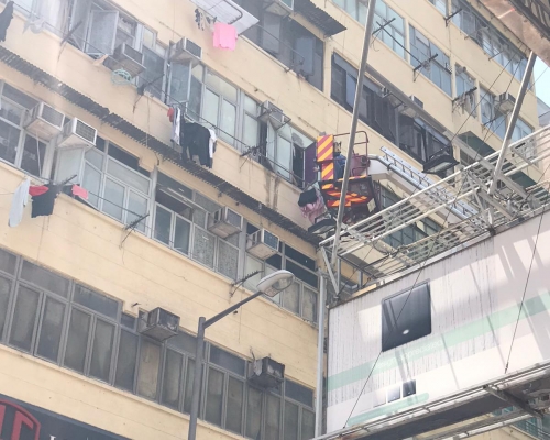 消防架雲梯救人。讀者提供