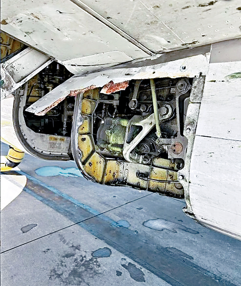 日前一架波音737-800客机安全降落后，发现机身外部少了一块镶板。