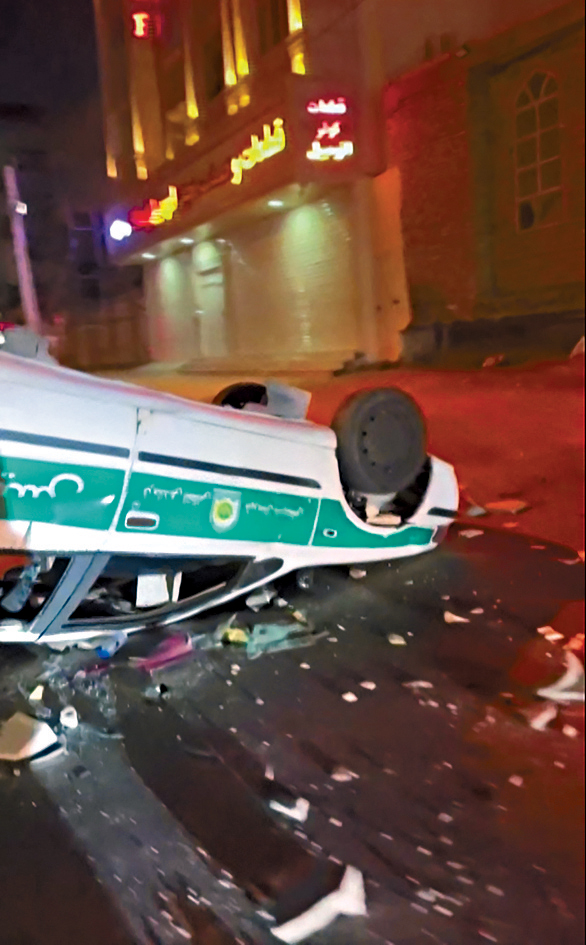 伊朗西北部烏爾米耶市和南部阿巴斯港爆發示威，阿巴斯港有警車被掀翻。 