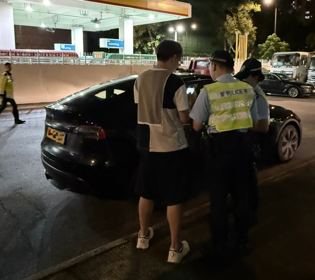 警方扣查兩部涉案私家車。