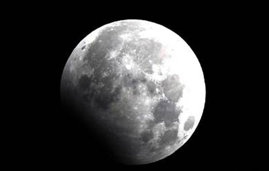 天文台表示，这次月食期间月亮的仰角较低，若天气情况许可，市民可以肉眼直接观赏月食过程。资料图片