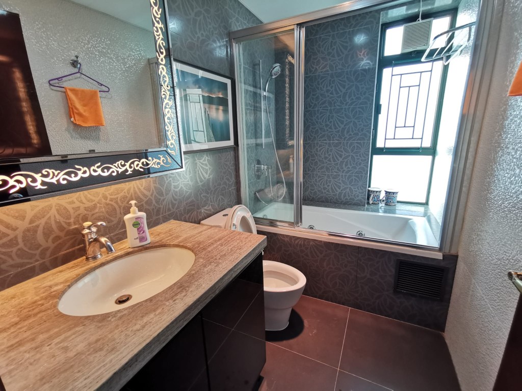 浴室保养新净，设典雅镜柜及浴缸。