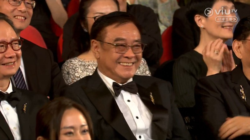 第42屆香港電影金像獎最佳男配角由《白日之下》姜大衛奪得，兄弟爾冬陞笑逐顏開。