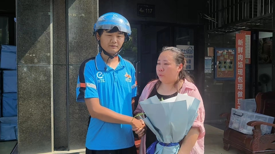 陳女士送上鮮花。 瀟湘晨報 陳女士送上鮮花。 瀟湘晨報