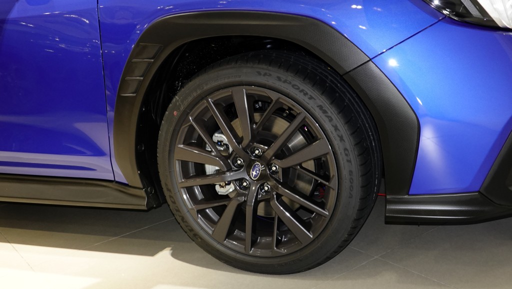 富士Subaru WRX四门手波版配用18寸亮黑色铝合金轮圈