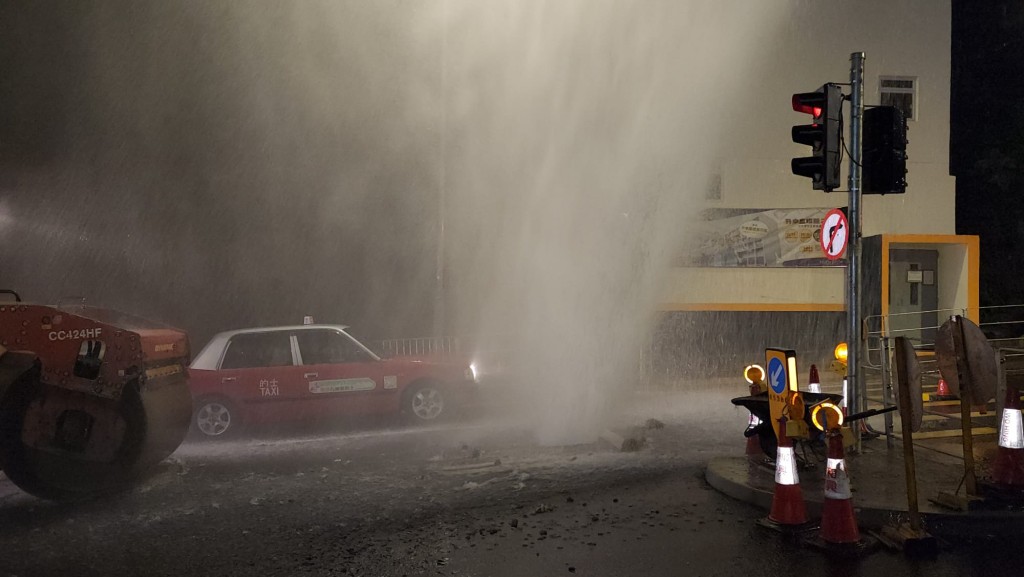 由於水勢猛烈，過路車輛均需涉水而行。黎志偉攝