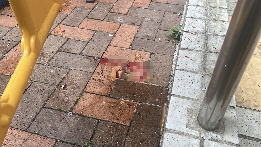 現場遺下血漬。劉漢權攝