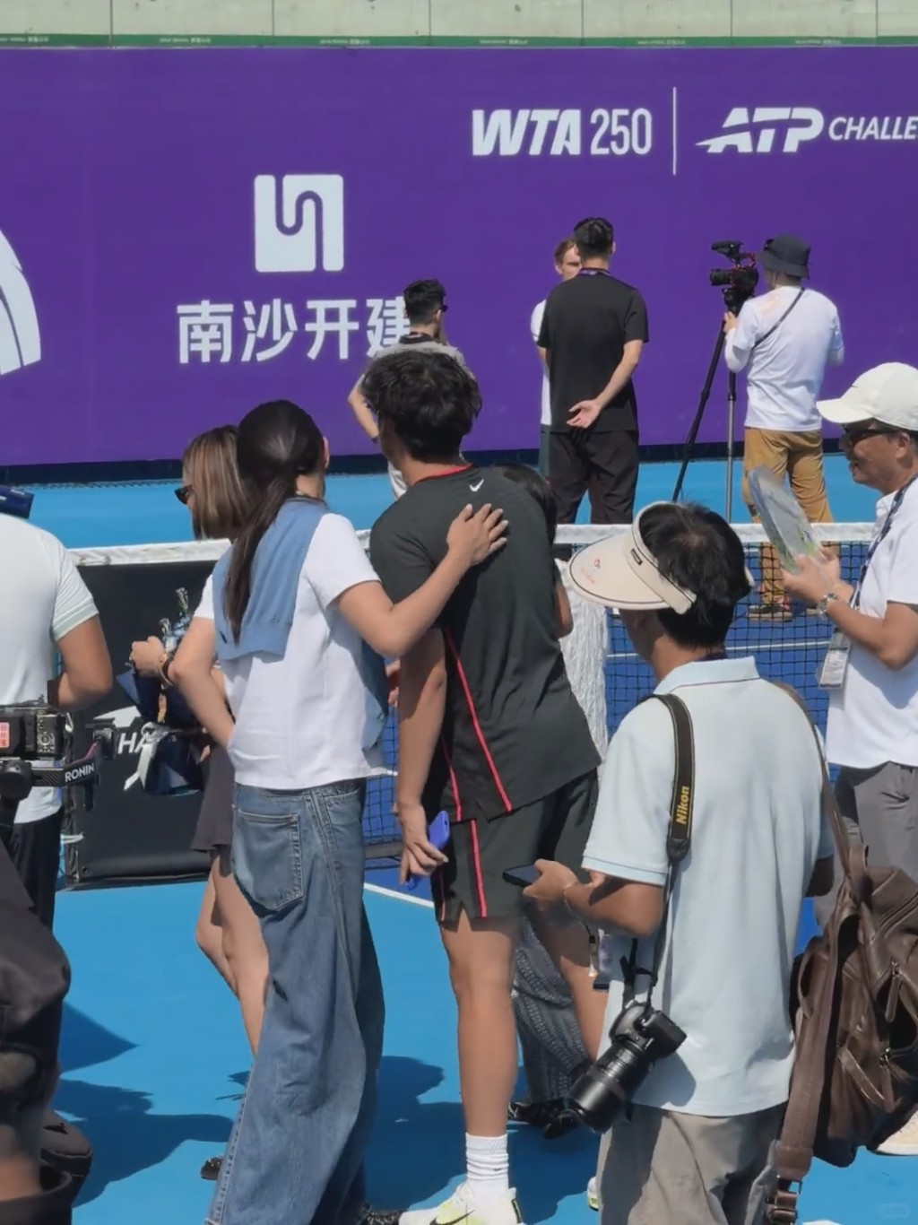 黃澤林與Mandy表現親暱。 黃澤林與Mandy表現親暱。