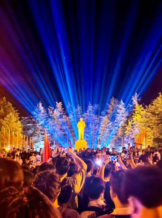 大批民众参加纪念毛泽东逝世50周年活动。抖音