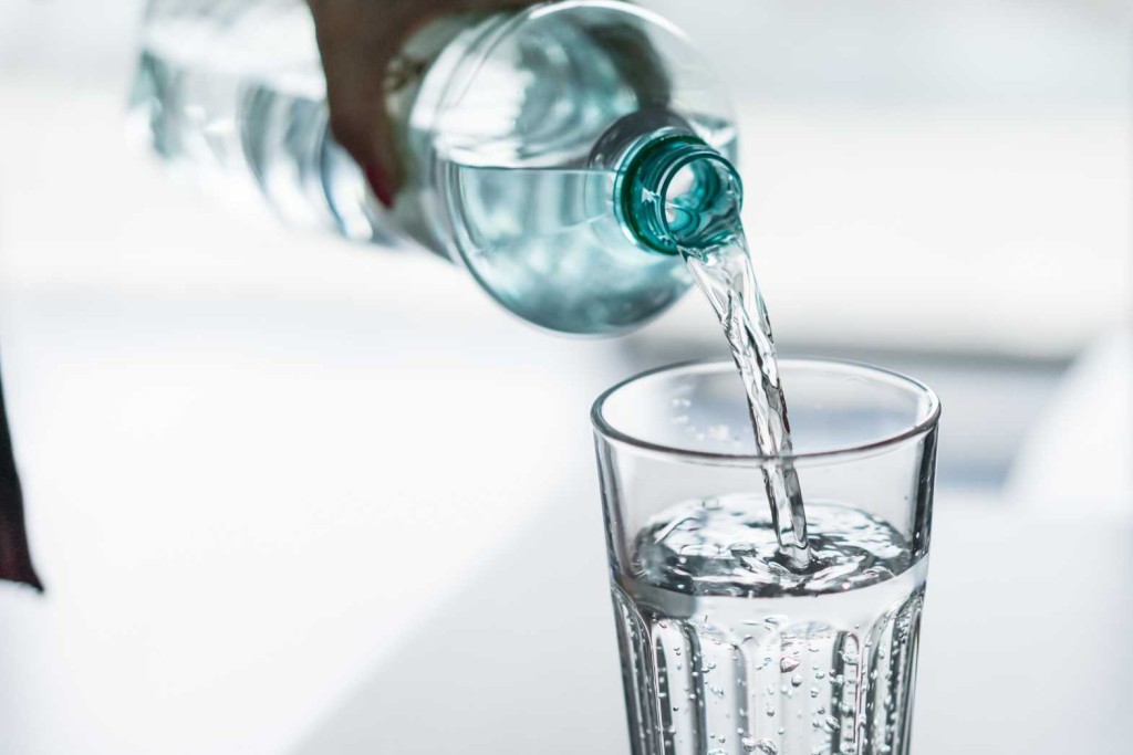 多喝水是防止肾石最有效方法。
