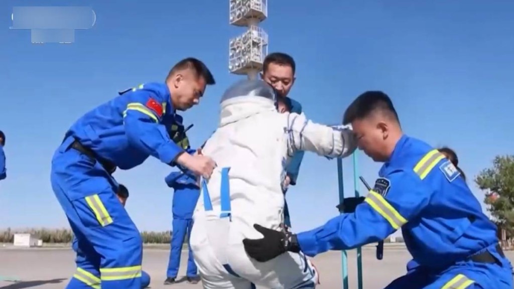 航天員救助隊在演練緊急撤離航天員。央視