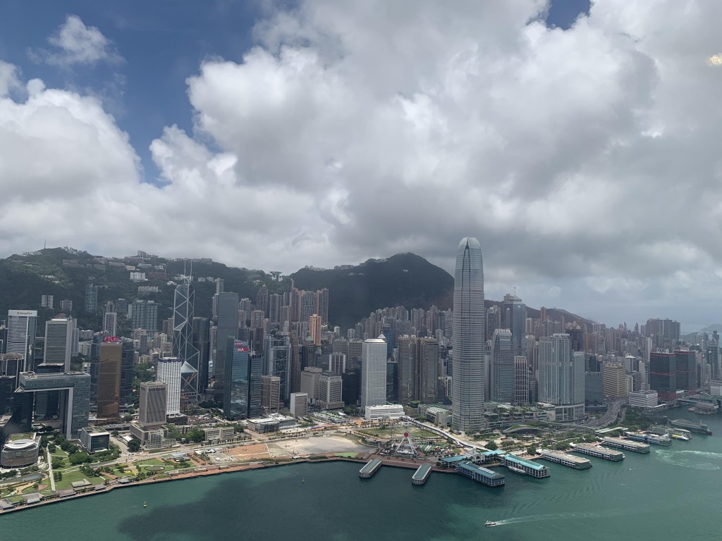 合资格外来人才在成为香港永久性居民后，可申请退还在港置业已缴付额外的印花税。