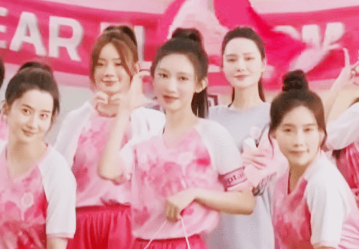 《功夫女足》中的“梨花女子足球队”踢波出茅招,比起球技更专注于美瞳与化妆。 《功夫女足》中的“梨花女子足球队”踢波出茅招,比起球技更专注于美瞳与化妆。
