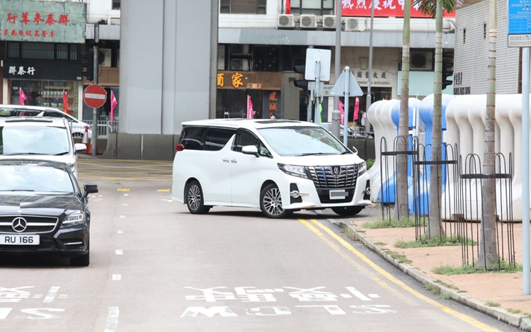 楊明座駕直駛入警署。