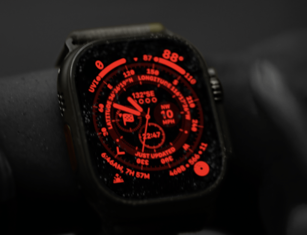 Apple Watch Ultra轉動數碼表冠即可啟動夜間模式顯示，