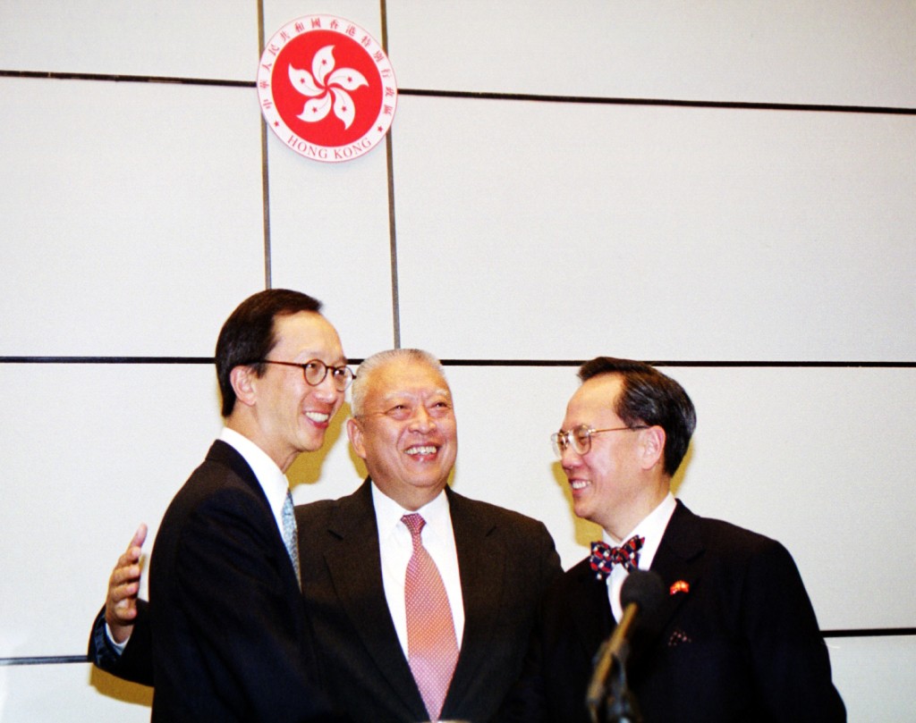 曾蔭權說,董建華以高瞻遠矚的目光,積極部署香港的長遠發展策略。 曾蔭權說,董建華以高瞻遠矚的目光,積極部署香港的長遠發展策略。