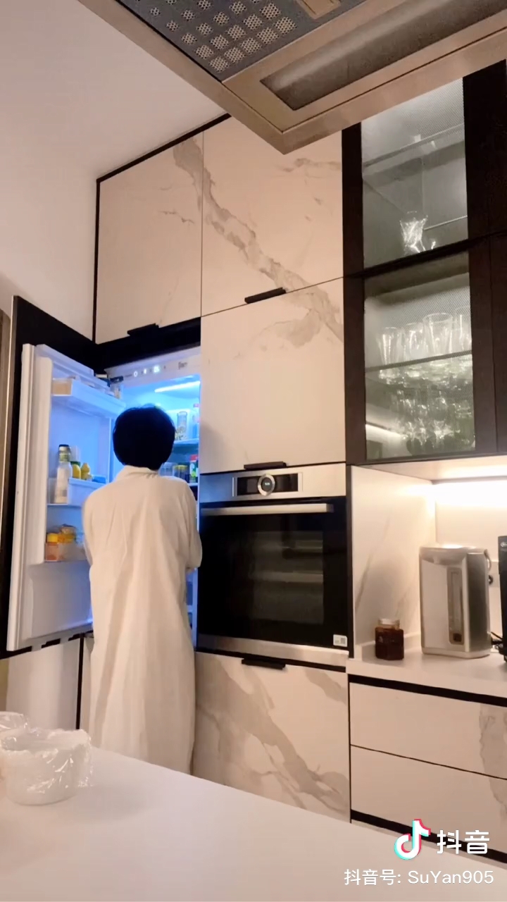 在廚房炮製甜品給囡囡。