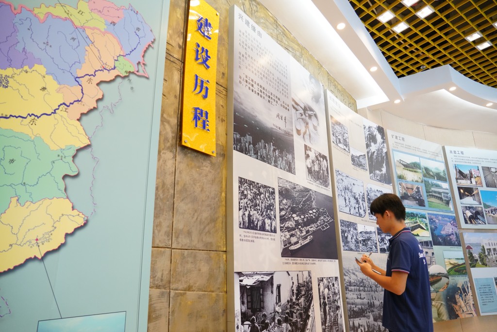 第一小隊到東深供水工程紀念園，了解每日由內地運輸到香港的東江水。入境處圖片