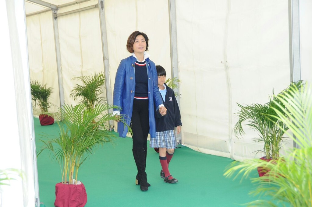 曹眾携女兒出席
