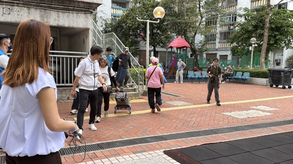 居民繼續分批上樓執拾。