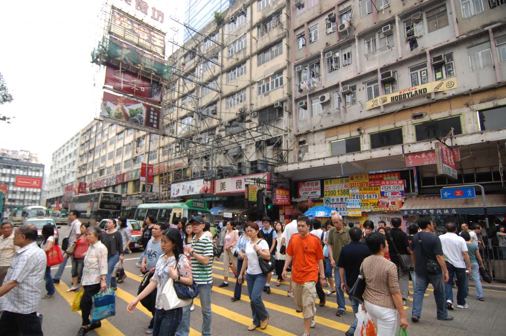 觀塘市中心是香港最大規模的市區重建項目，圖為裕民坊一帶現已拆卸。