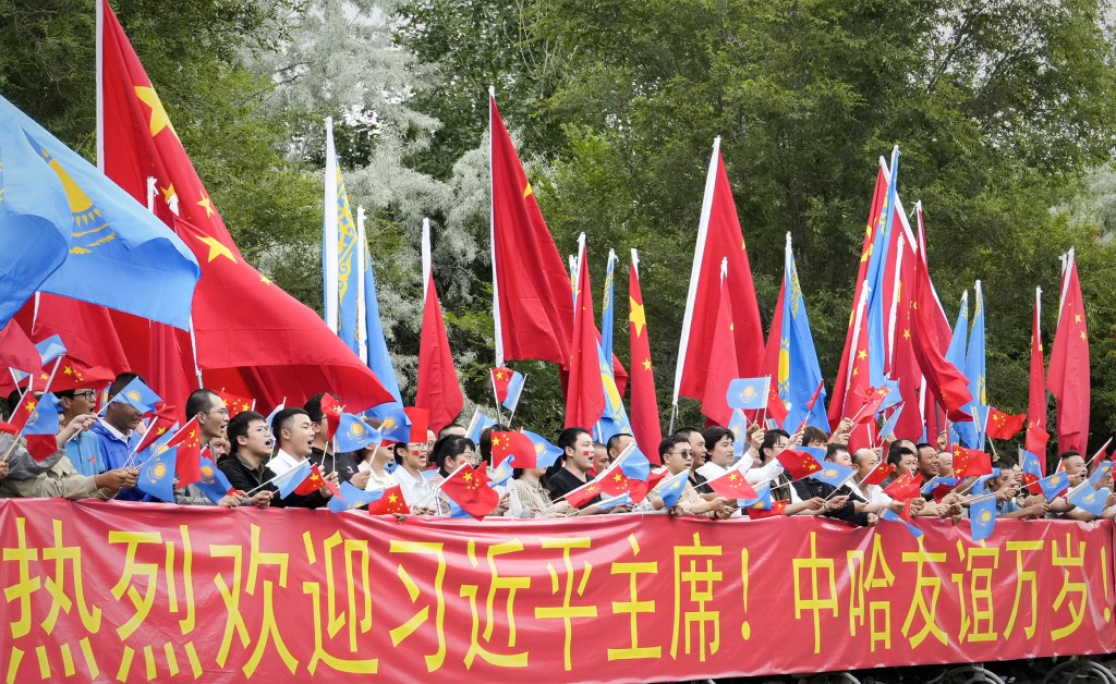 哈薩克民眾歡迎國家主席習近平到訪。新華社