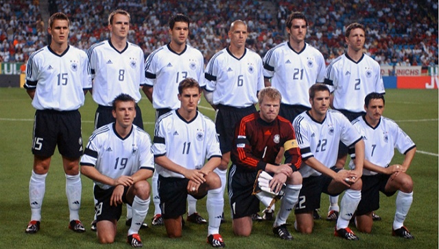 2002年世界盃主辦國為韓國及日本，為歷史上首次由兩個國家聯合舉辦，於5月31日至6月30日舉行，期間恒指跌6.2%。