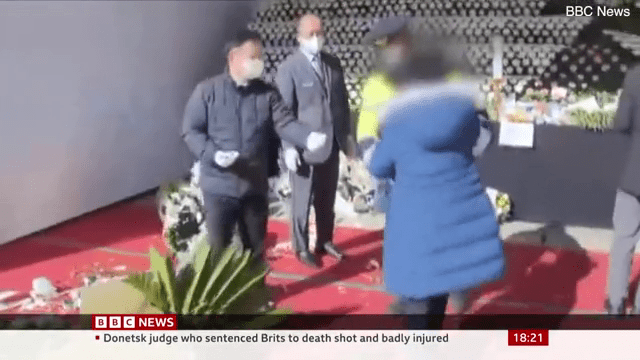 死者家屬之後由保安人員帶離現場。BBC新聞截圖
