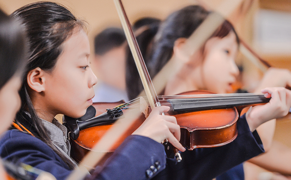 耀中耀華學生從小學開始就需接受小提琴訓練 